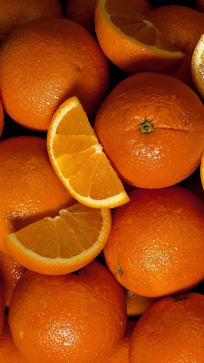 Close-up of a pile of oranges and orange slices