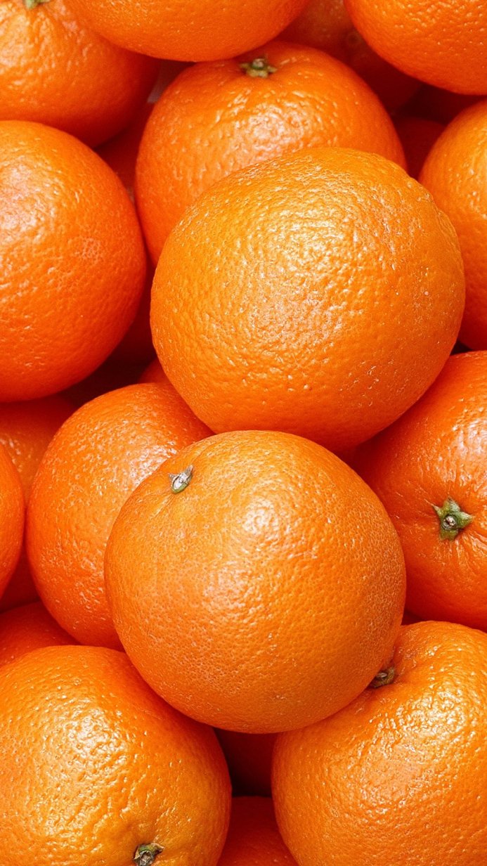 Close up of a pile of vibrant, ripe oranges