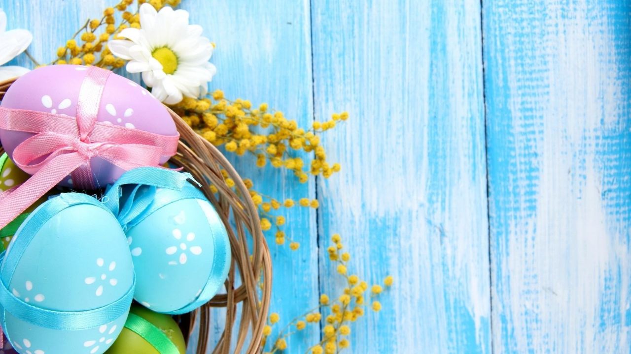 Easter eggs with ribbon and flowers