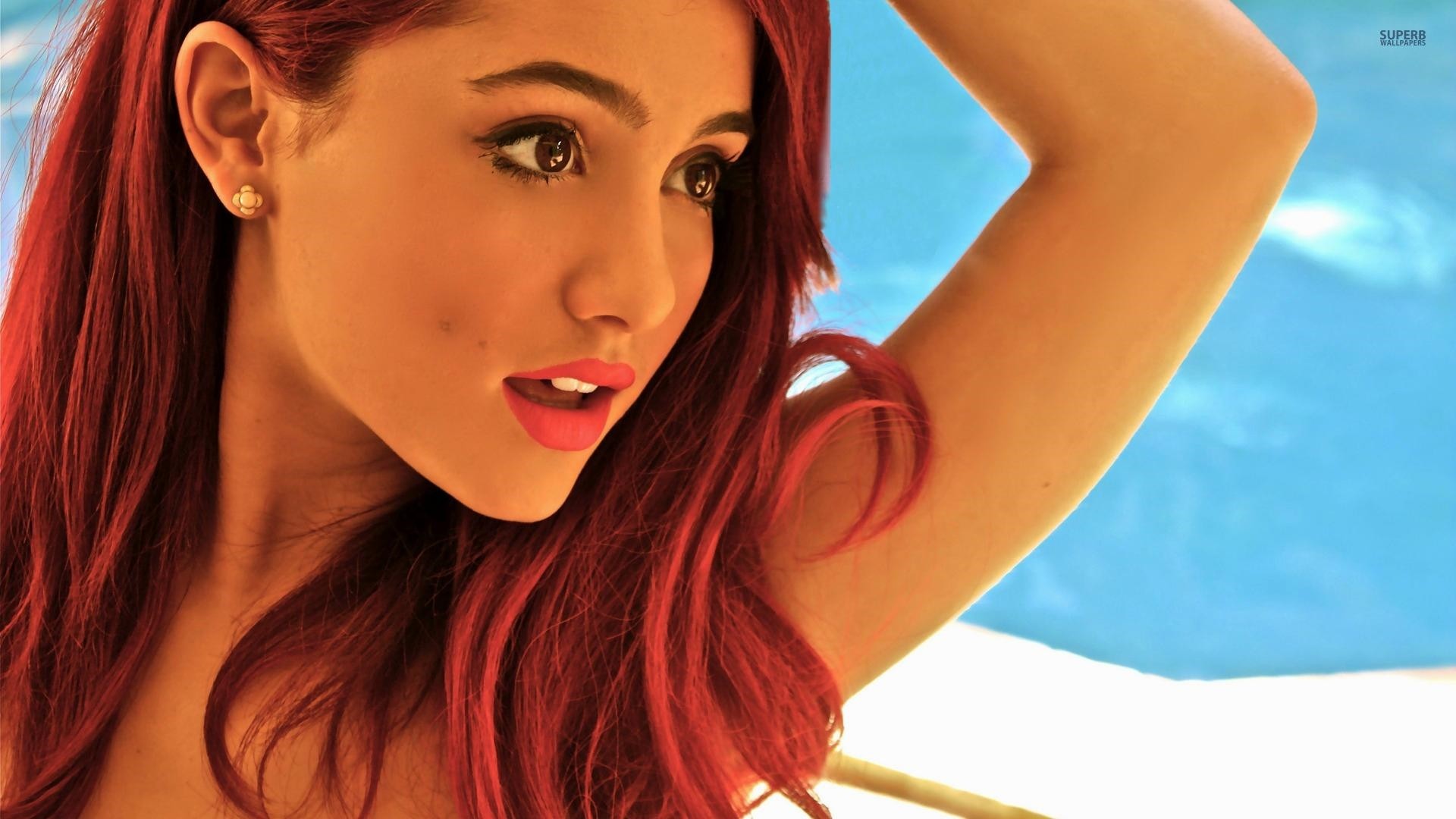 Ariana Grande download wallpaper image